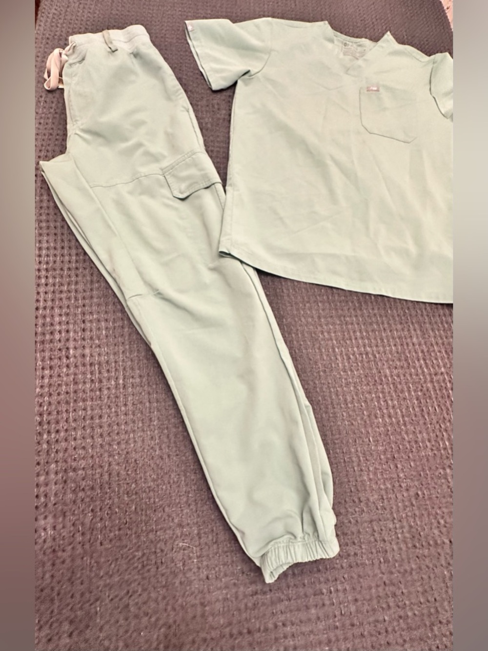 Figs Women’s Scrub Top & Jogger Set in Sage Green